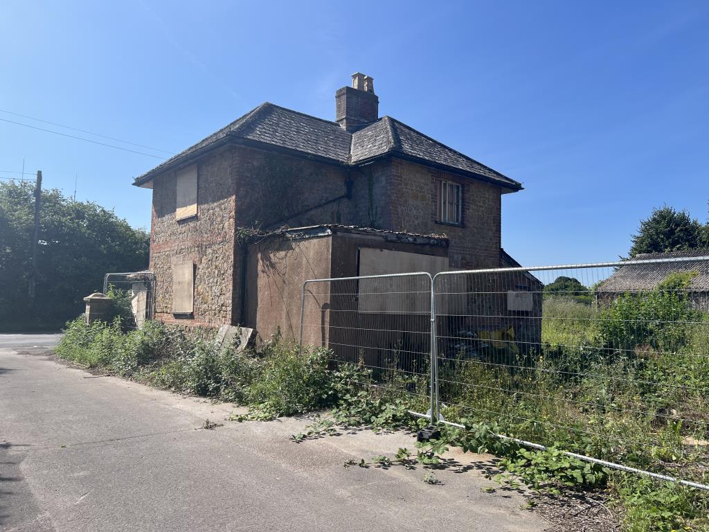 Lot: 70 - MULTI-FACETED RESIDENTIAL AND COMMERCIAL SITE WITH POTENTIAL - General view of the Cottage from the side